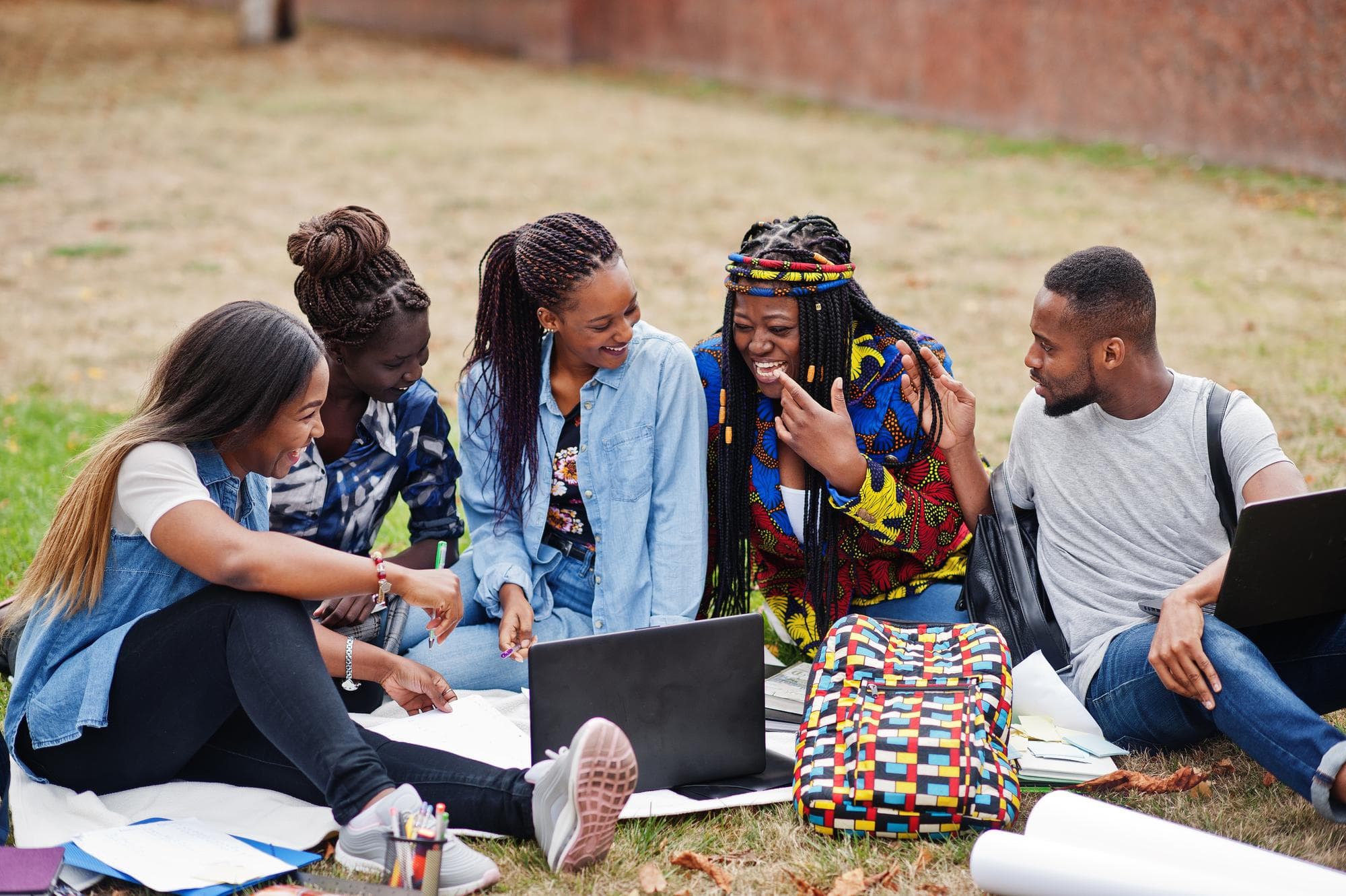 Klingbo students studying together outdoors